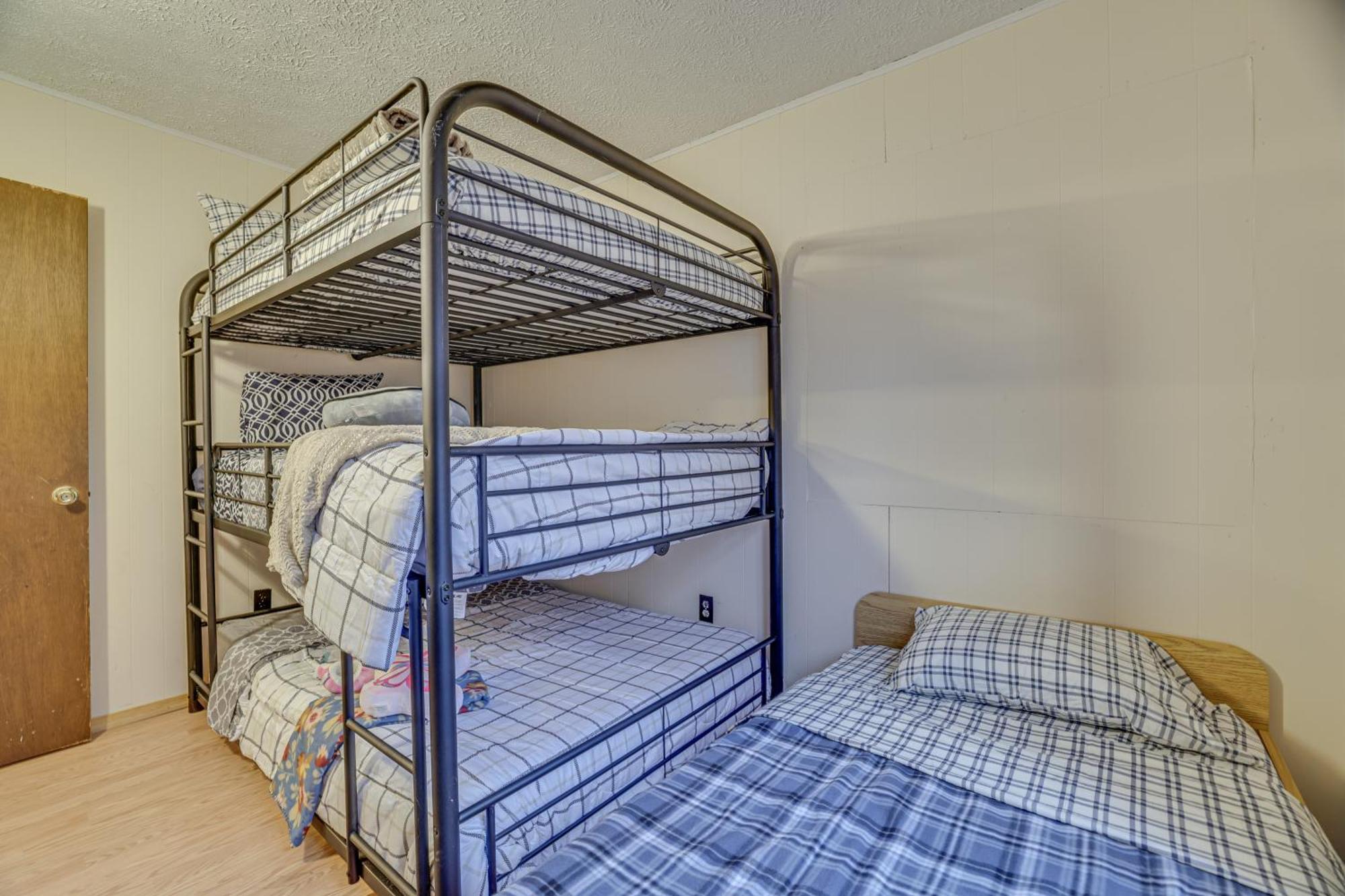 Poconos Family Home - Near Falls With Resort Perks! ブッシュキル エクステリア 写真