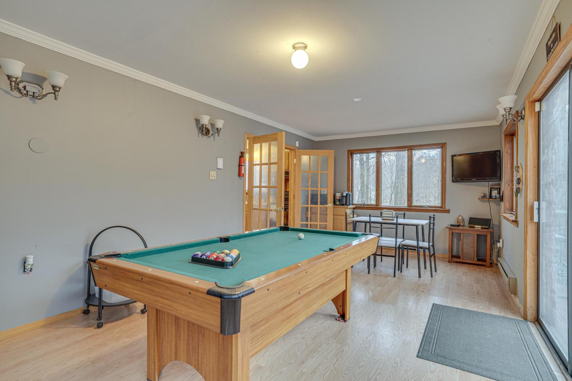 Poconos Family Home - Near Falls With Resort Perks! ブッシュキル エクステリア 写真