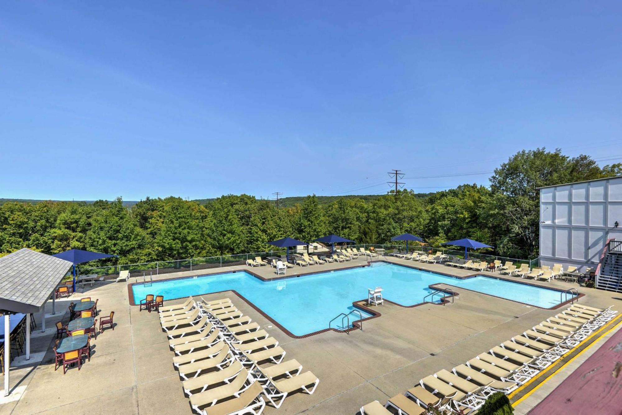 Poconos Family Home - Near Falls With Resort Perks! ブッシュキル エクステリア 写真