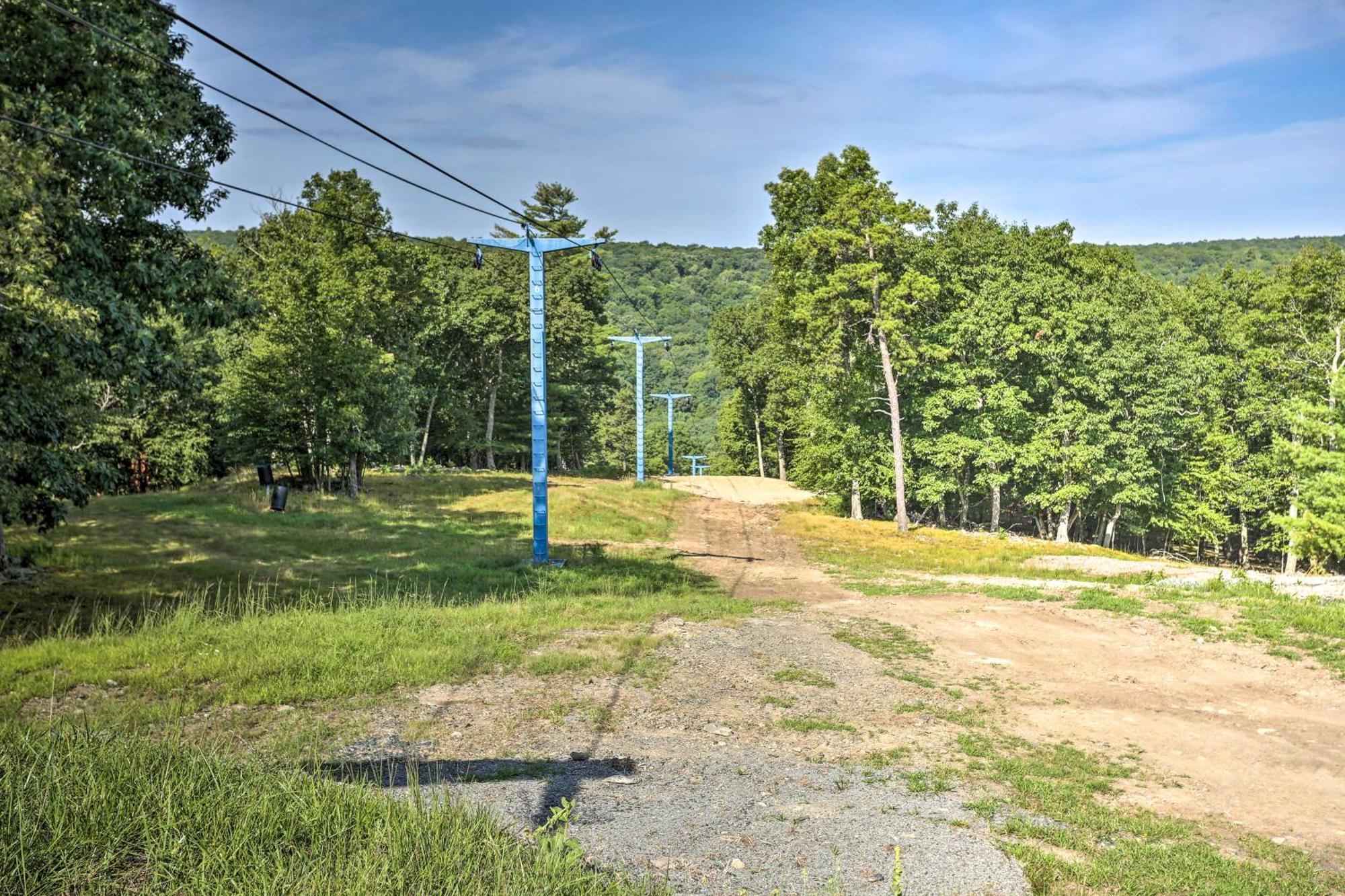 Poconos Family Home - Near Falls With Resort Perks! ブッシュキル エクステリア 写真